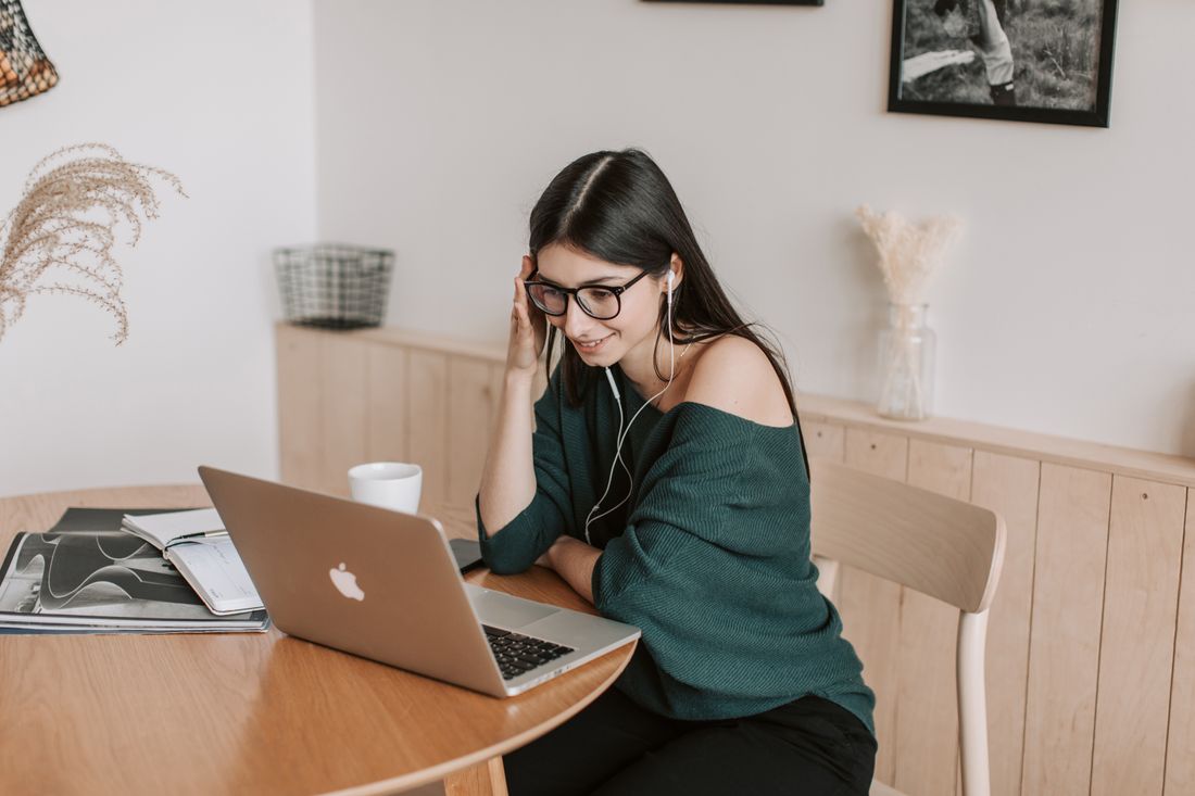Studentkinja razgovara na laptopu tokom online konsultacije