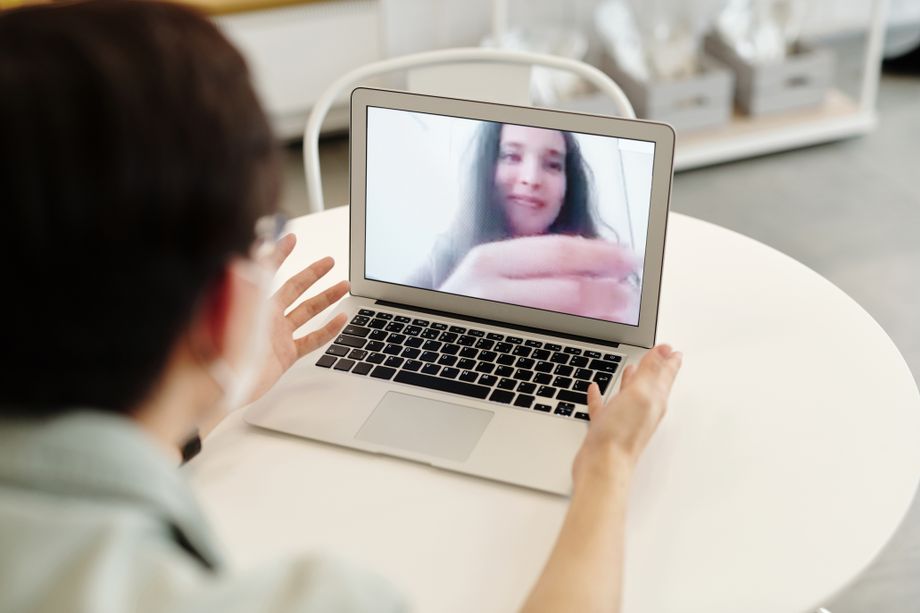 Student razgovara putem video-poziva na laptopu