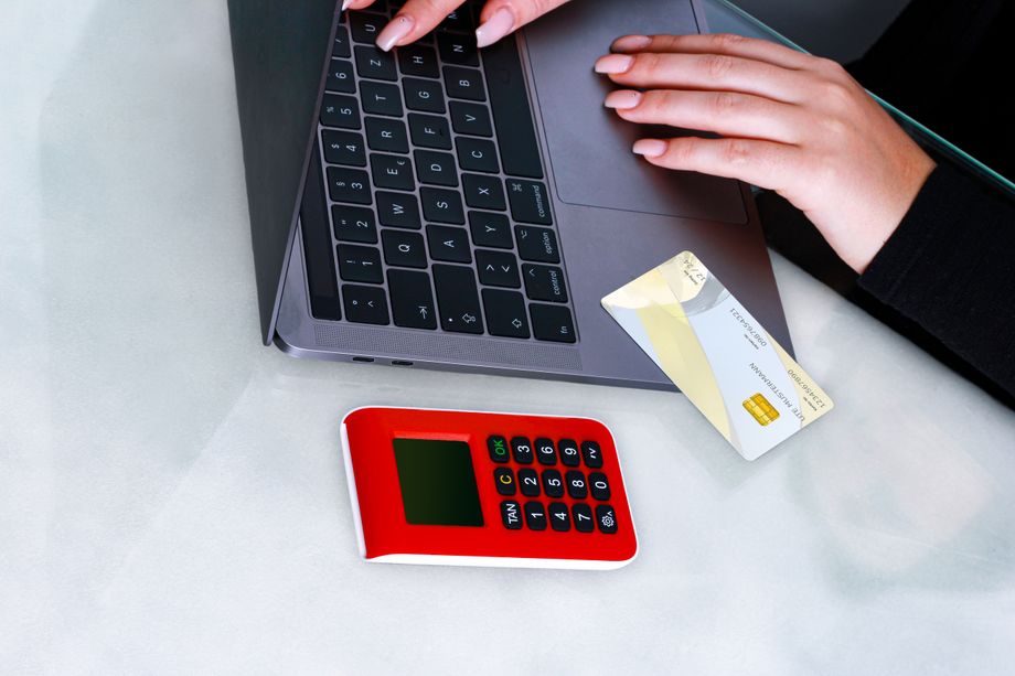 Digitalno plaćanje karticom pored laptopa