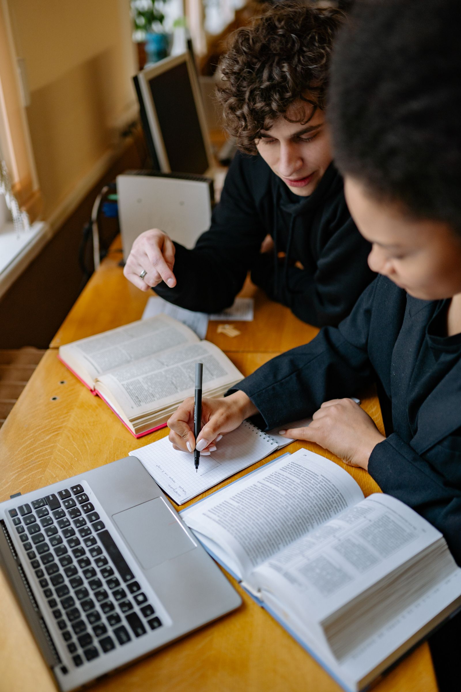 Studenti rade zajedno uz knjige i beleške